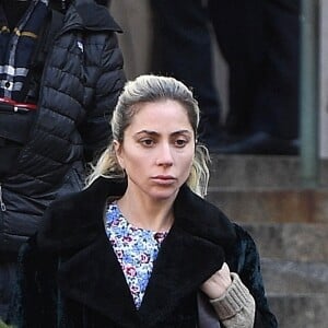 Lady Gaga ne joue pas Harley Quinn : elle est Harley Quinn. C'est tout du moins ce que laissent supposer les premières brèves de plateau. Ainsi durant ce tournage la star Oscarisée exigerait que l'on cesse de l'appeler par son vrai prénom (Stefani, ou "Stef") : à la place, il faudrait dire "Lee". Soit le diminutif de "Harley".
Lady Gaga sur le tournage du film "Joker: Folie à deux" à New York, le 26 mars 2023. 