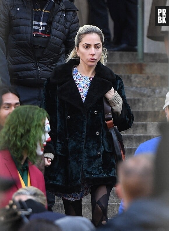 Lady Gaga ne joue pas Harley Quinn : elle est Harley Quinn. C'est tout du moins ce que laissent supposer les premières brèves de plateau. Ainsi durant ce tournage la star Oscarisée exigerait que l'on cesse de l'appeler par son vrai prénom (Stefani, ou "Stef") : à la place, il faudrait dire "Lee". Soit le diminutif de "Harley".
Lady Gaga sur le tournage du film "Joker: Folie à deux" à New York, le 26 mars 2023. 