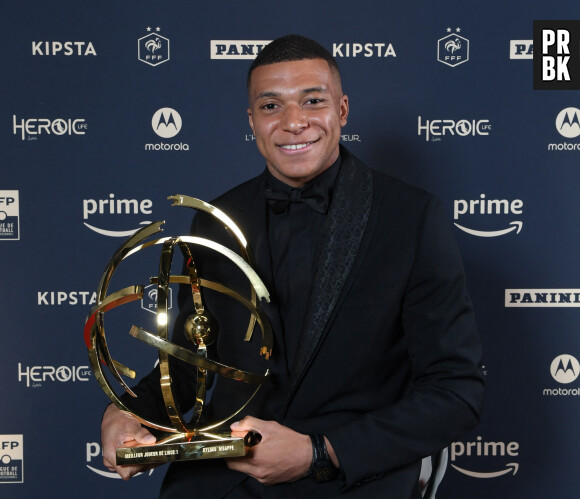 Kylian Mbappé (trophée du meilleur joueur de la saison de Ligue 1 pour la 4ème année consécutive) dans la press-room de la 31ème cérémonie des "Trophées UNFP" au Pavillon Gabriel. Paris, le 28 mai 2023.