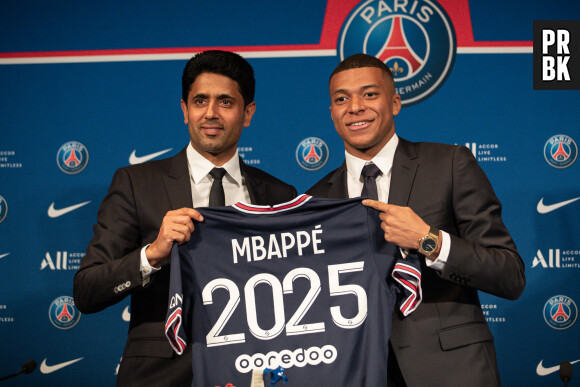 Nasser al-Khelaïfi, président-directeur général du Paris Saint-Germain, et Kylian Mbappé lors d'une conférence de presse suite au renouvellement du contrat de l'attaquant au Paris Saint-Germain jusqu'en 2025, au Parc des Princes, le 23 mai 2022. © Aurelien Morissard/Panoramic/Bestimage