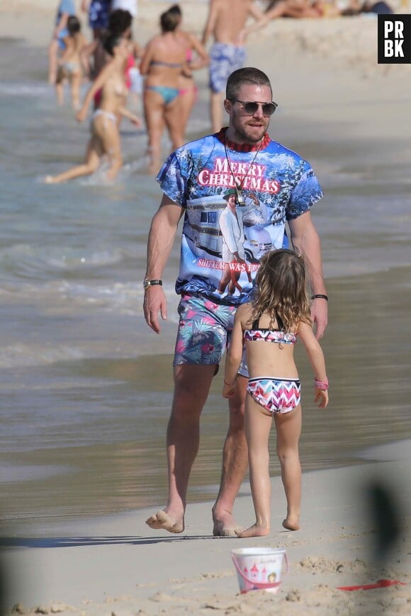 Semi-exclusif - L'acteur Stephen Amell et sa femme Cassandra passent leurs vacances de Noël avec leur fille sur une plage de Saint-Barthélemy le 25 décembre 2018. Ils ont déjeuner au restaurant Nikki-Beach puis ils ont bu toute l’après-midi sur la plage pendant que la nounou s’occupait de leur fille Maverick Alexandra Jean. Le couple qui semble être en froid, flirt chacun de son côté... 