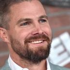 Stephen Amell ose critiquer la grève des acteurs et scénaristes, il se met tout Hollywood à dos... puis tente de se justifier