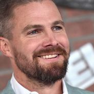Stephen Amell ose critiquer la grève des acteurs et scénaristes, il se met tout Hollywood à dos... puis tente de se justifier