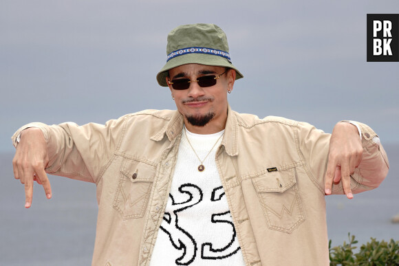 Attention toutefois à ne pas trop se laisser déconcentrer sur la route !
Mister V ( Yvick Letexier) au photocall de la série "Le Flambeau : les aventuriers de Chupacabra." lors de la 5ème édition du festival Canneseries le 6 avril 2022. © Norbert Scanella / Panoramic / Bestimage