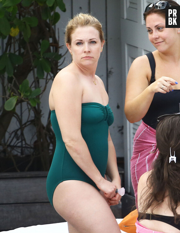 Melissa Joan Hart passe la journée au bord d'une piscine avec des amies à Miami. L'actrice a des rondeurs, serait-elle enceinte.. Le 29 mai 2015 