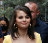 Selena Gomez rencontre ses fans à la sortie de son hôtel à Londres, Royaume Uni, le 12 juillet 2022.