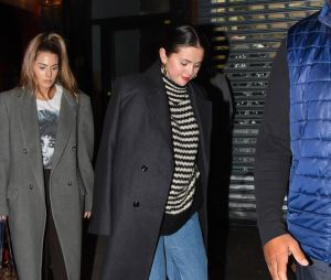 Selena Gomez quitte le restaurant "Carbone" avec une amie à New York, le 19 octobre 2022. 