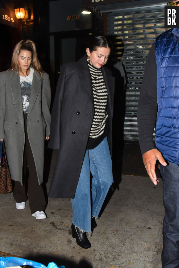 Selena Gomez quitte le restaurant "Carbone" avec une amie à New York, le 19 octobre 2022. 