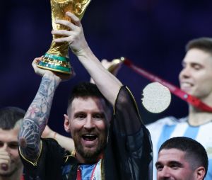 Lionel (Leo) Messi et ses co-équipiers lors de la remise du trophée de la Coupe du Monde 2022 au Qatar (FIFA World Cup Qatar 2022) à l'équipe d'Argentine qui s'est imposée face à la France (3-3 - tab 2-4). L'Argentine remporte sa troisième Coupe du Monde. Doha, le 18 décembre 2022. © William Volcov/Zuma Press/Bestimage 