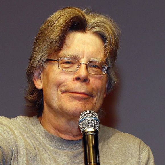 Oui oui. Stephen King écoutait tellement "Mambo No. 5" il fut un temps que son épouse de longue date, la romancière de talent Tabitha King (très fidèle relectrice et correctrice de son oeuvre), a failli le quitter. 
L'ecrivain Stephen King presente son dernier livre "Doctor Sleep" a Hambourg, le 20 novembre 2013