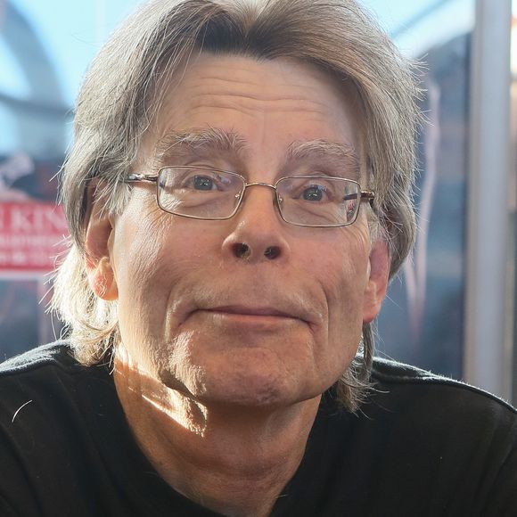  Un motif qui aurait été regrettable : cela fait plus d'un demi siècle que les tourtereaux sont mariés. Oui oui.
Stephen King - Paris, le 13 11 2013 - Seance de dedicace a l'occasion de la sortie du dernier livre de Stephen King "Docteur Sleep" au Mk2 Bibliotheque 