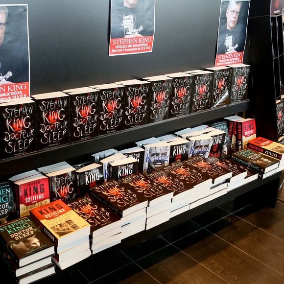  Le maître de l'horreur dévoile sa passion pour cette chanson culte mais honteuse (elle a même failli mettre fin à 50 ans de mariage)
Paris, le 13 11 2013 - Seance de dedicace a l'occasion de la sortie du dernier livre de Stephen King "Docteur Sleep" - Mk2 Bibliotheque 