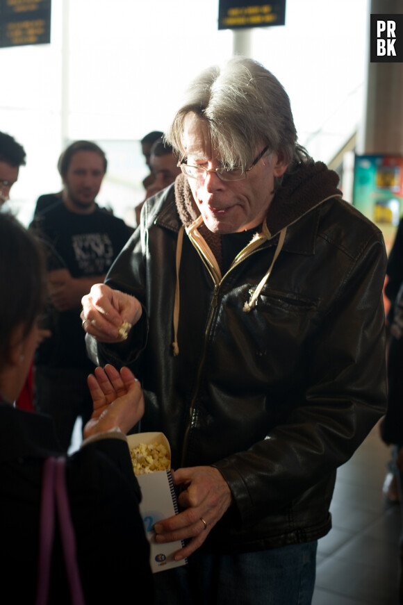 Stephen King : seance de dedicaces au MK2 Bibliotheque. Le celebre ecrivain americain a offert des popcorns a ses fans. Paris le 13/11/2013 