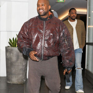 Il est au coeur de l'actualité pour ses frasques.
Le rappeur Ye (Kanye West) a dîné au restaurant E Baldi à Los Angeles, après être allé voir jouer son fils Saint dans un match de basket à la Mamba Academy. Le 16 juin 2023