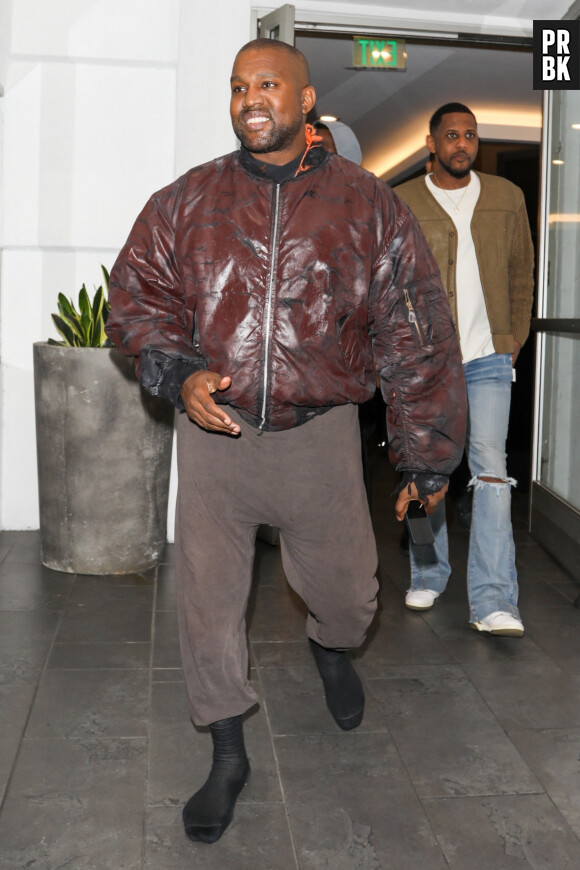 Il est au coeur de l'actualité pour ses frasques.
Le rappeur Ye (Kanye West) a dîné au restaurant E Baldi à Los Angeles, après être allé voir jouer son fils Saint dans un match de basket à la Mamba Academy. Le 16 juin 2023