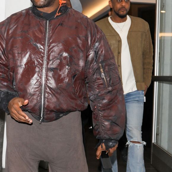 Il est au coeur de l'actualité pour ses frasques.
Le rappeur Ye (Kanye West) a dîné au restaurant E Baldi à Los Angeles, après être allé voir jouer son fils Saint dans un match de basket à la Mamba Academy. Le 16 juin 2023