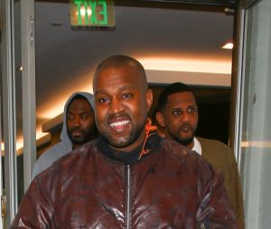 Il a partagé un extrait d'un nouveau morceau.
Le rappeur Ye (Kanye West) a dîné au restaurant E Baldi à Los Angeles, après être allé voir jouer son fils Saint dans un match de basket à la Mamba Academy. Le 16 juin 2023