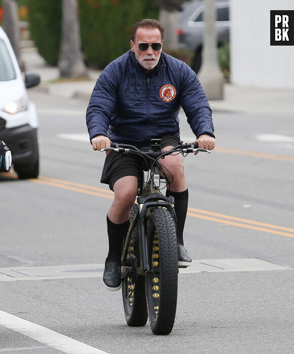 Arnold Schwarzenegger lors d'une balade matinale à vélo à Santa Monica, États-Unis le 26 Mai 2023.