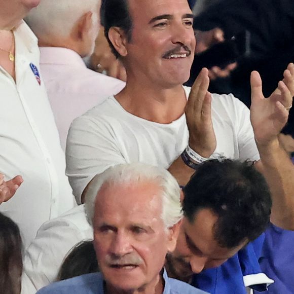 Jean Dujardin et sa femme Nathalie Péchalat - People dans les tribunes lord du match d'ouverture de la Coupe du Monde de Rugby France 2023 avant le match de la Poule A entre la France et la Nouvelle-Zélande au Stade de France à Saint-Denis le 8 septembre 2023. © Dominique Jacovides/Bestimage