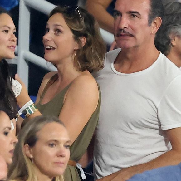 Jean Dujardin et sa femme Nathalie Péchalat - People dans les tribunes lord du match d'ouverture de la Coupe du Monde de Rugby France 2023 avant le match de la Poule A entre la France et la Nouvelle-Zélande au Stade de France à Saint-Denis le 8 septembre 2023. © Dominique Jacovides/Bestimage