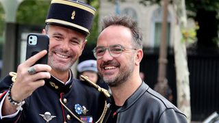 "Il ne faut pas avoir honte" : une candidate de Tout le monde veut prendre sa place se moque du fiasco de son fils, mais ne fait pas mieux...