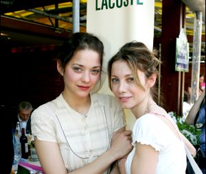 MARION COTILLARD ET MALLAURY NATAF - TOURNOI DE ROLAND GARROS 2005 (JOUR 3)