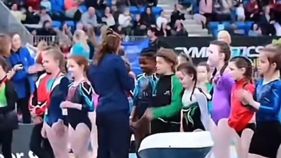 Cette enfant noire est la seule à qui on ne donne pas de médaille : la vidéo déchirante qui fait réagir une légende de la gymnastique