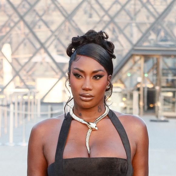 Elle a même eu l'occasion de les rencontrer et discuter quelques secondes.
Aya Nakamura - Photocall de la soirée Lancome X Louvre lors de la Fashion week de Paris (PFW), dans la cour du musée du Louvre, à Paris, France, le 26 septembre 2023. © Christophe Clovis/Bestimage