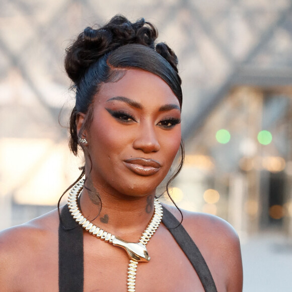 Aya Nakamura - Photocall de la soirée Lancome X Louvre lors de la Fashion week de Paris (PFW), dans la cour du musée du Louvre, à Paris, France, le 26 septembre 2023. © Christophe Clovis/Bestimage