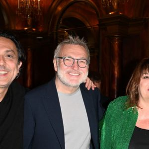 Exclusif - Olivier Sitruk, Laurent Ruquier, Michèle Bernier et Jean-Luc Reichmann - 100ème de la pièce "Je préfère qu'on reste ensemble" au Théâtre des Variétés à Paris le 12 janvier 2023. © Coadic Guirec/Bestimage 