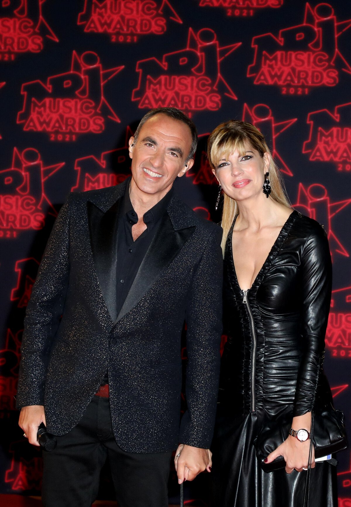 Photo : Nikos Aliagas et sa compagne Tina Grigoriou lors de la 23ème  édition des NRJ Music Awards 2021 au Palais des Festivals de Cannes, le 20  novembre 2021. © Dominique Jacovides/Bestimage - PureBreak