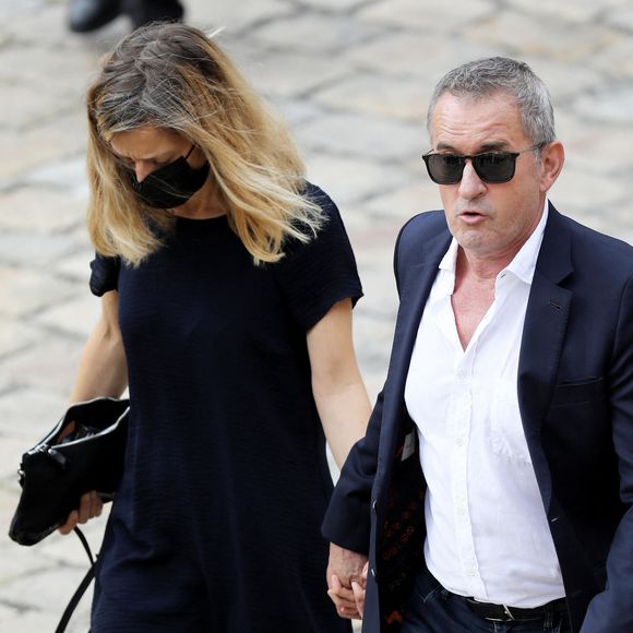 Christophe Dechavanne et sa compagne Elena Foïs lors de la cérémonie d’hommage national à Jean-Paul Belmondo à l’Hôtel des Invalides à Paris, France, le 9 septembre 2021. © Dominique Jacovides/Bestimage 