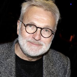 Laurent Ruquier - People au concert de Nicoletta, à l'occasion de ses 50 ans de carrière, au Lido à Paris. C'est la première fois depuis 20 ans que le Lido accueille un concert. La chanteuse remontera sur cette scène le 7 novembre. Le 4 novembre 2021 © Cédric Perrin / Bestimage