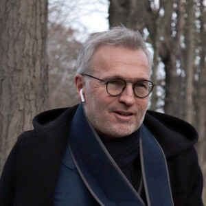 Laurent Ruquier, le bras plâtré - Arrivées des people à l'enregistrement de l'émission ' Vivement Dimanche ' au studio Gabriel à Paris le 13 novembre 2019.