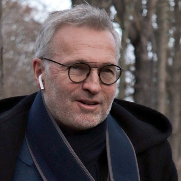 Laurent Ruquier, le bras plâtré - Arrivées des people à l'enregistrement de l'émission ' Vivement Dimanche ' au studio Gabriel à Paris le 13 novembre 2019.