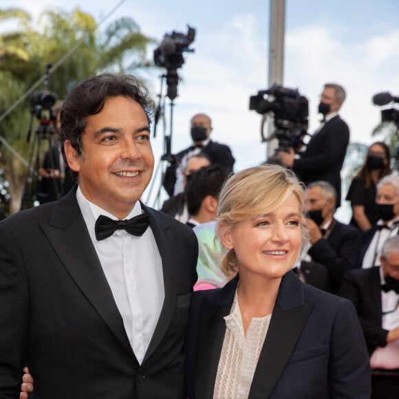 Patrick Cohen et Anne-Elisabeth Lemoine - Montée des marches du film « Annette » lors de la cérémonie d'ouverture du 74ème Festival International du Film de Cannes. Le 6 juillet 2021 © Borde-Jacovides-Moreau / Bestimage