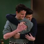 "J'imagine que tu vas garder mes 20 dollars" : l'hommage émouvant et drôle de Matt Leblanc à Matthew Perry après sa mort