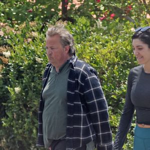 Matthew Perry se promène en charmante compagnie dans son quartier de Los Angeles, le 3 mai 2022.