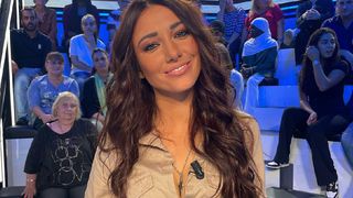 Delphine Wespiser enlève le haut et s'inquiète : "si quelqu'un a des conseils"...