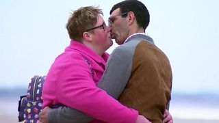 "T'ouvres la bouche et puis c'est tout" : Karine Le Marchand s'en prend à Justine car elle a refusé d'embrasser Patrice "avec la langue" dans L'amour est dans le pré 2023 (spoiler)