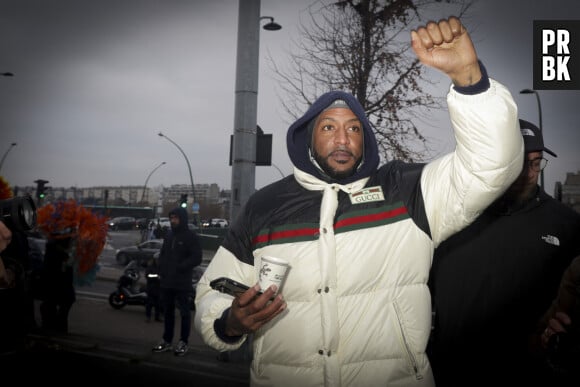 Booba est sur tous les fronts.
Au lendemain de la diffusion du reportage "Complément d'enquête " sur l'animateur Cyril Hanouna, l'animateur a tenu à réagir ce vendredi 1er décembre 2023, sur le parvis de France Télévision en enregistrant une mystérieuse séquence de Touche pas à mon poste. Et à la surprise des quelques fans de TPMP présents, le rappeur Booba s'est invitée à ce rassemblement, à Paris, France, 1er décembre 2023. © Jack Tribeca/bestimage