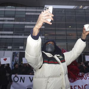 Au lendemain de la diffusion du reportage "Complément d'enquête " sur l'animateur Cyril Hanouna, l'animateur a tenu à réagir ce vendredi 1er décembre 2023, sur le parvis de France Télévision en enregistrant une mystérieuse séquence de Touche pas à mon poste. Et à la surprise des quelques fans de TPMP présents, le rappeur Booba s'est invitée à ce rassemblement, à Paris, France, 1er décembre 2023. © Jack Tribeca/bestimage