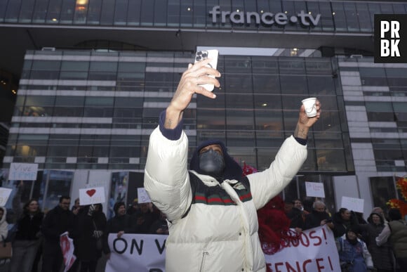 Au lendemain de la diffusion du reportage "Complément d'enquête " sur l'animateur Cyril Hanouna, l'animateur a tenu à réagir ce vendredi 1er décembre 2023, sur le parvis de France Télévision en enregistrant une mystérieuse séquence de Touche pas à mon poste. Et à la surprise des quelques fans de TPMP présents, le rappeur Booba s'est invitée à ce rassemblement, à Paris, France, 1er décembre 2023. © Jack Tribeca/bestimage