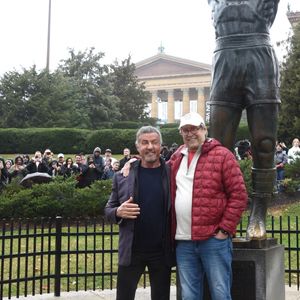 Sylvester Stallone devant la statue de Rocky à Philadelphie.