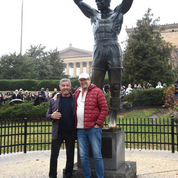 Sylvester Stallone devant la statue de Rocky à Philadelphie.