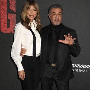 Sylvester Stallone, sa femme Jennifer Flavin et leur filles Sistine et Sophia à la première de "Tulsa King" à New York le 9 novembre 2022.