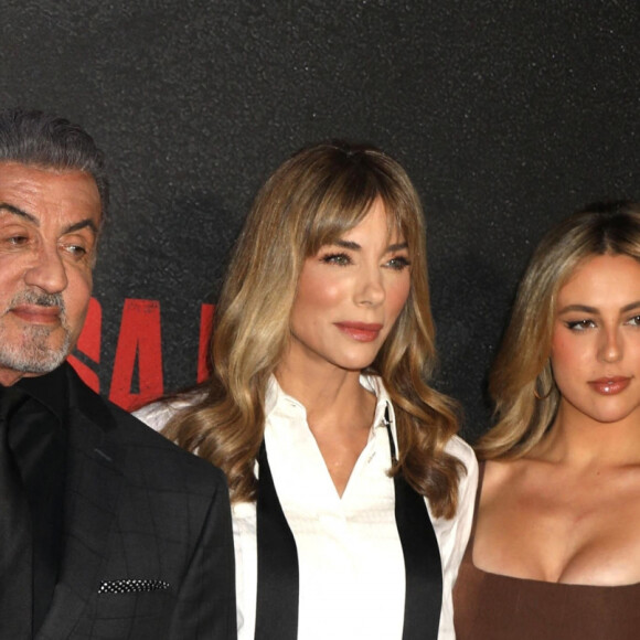 Sylvester Stallone, sa femme Jennifer Flavin et leur filles Sistine et Sophia à la première de "Tulsa King", le 9 novembre 2022.