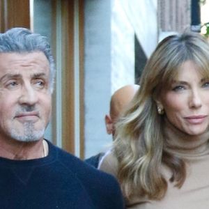 Exclusif - Sylvester Stallone et sa femme Jennifer Flavin sont tout sourire en se promenant bras dessus bras dessous après leur réconciliation à New York le 6 octobre 2022.