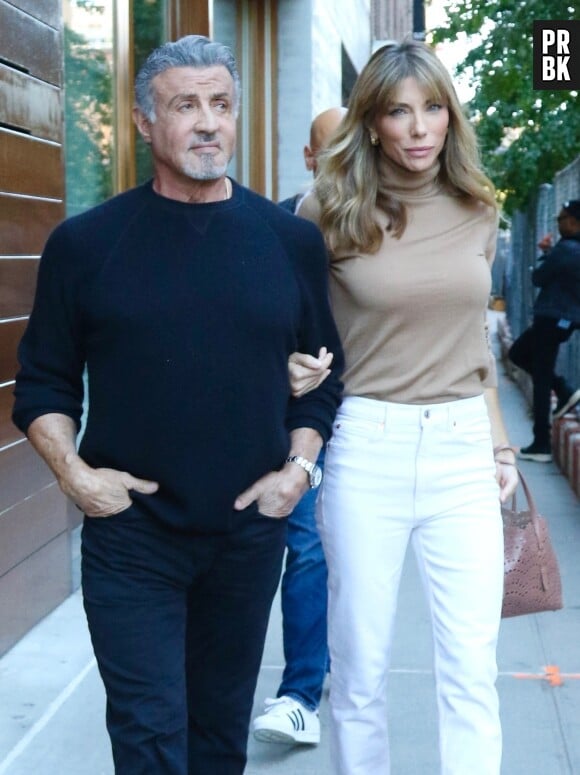 Exclusif - Sylvester Stallone et sa femme Jennifer Flavin sont tout sourire en se promenant bras dessus bras dessous après leur réconciliation à New York le 6 octobre 2022.