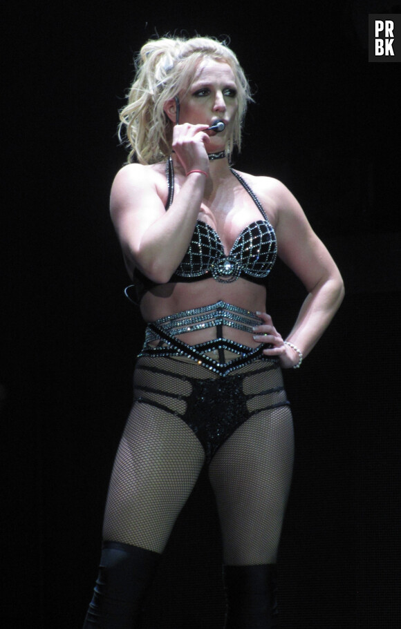 Il faut dire que dès son adolescence, Britney, petite chérie de l'Amérique, n'a eu de cesse d'être "shootée" incessamment, immortalisée, et surtout : sexualisée.
Britney Spears en concert avec le rappeur Pitbull à l'O2 Arena de Londres le le 24 août 2018. 